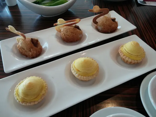 鵝肝荔茸酥和南瓜蟹肉批