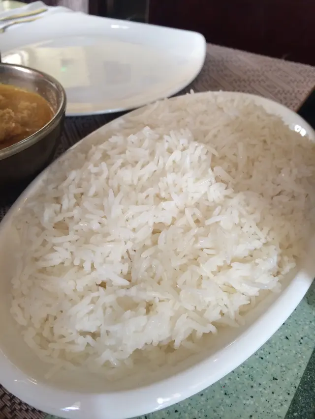 是印度米, 尖長的,有點硬,配咖哩最好。