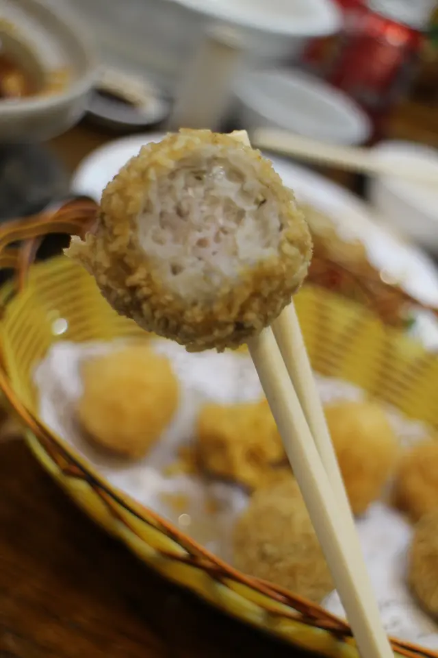 炸三寶:炸鯪魚球