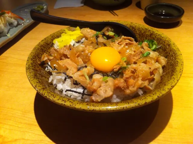 東京月見豚肉飯