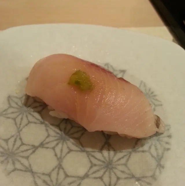 油甘魚配上了一種帶辣勁的source,感覺有點搶味,不下更好;油甘魚肉質棉軟,油脂甘香,讚!