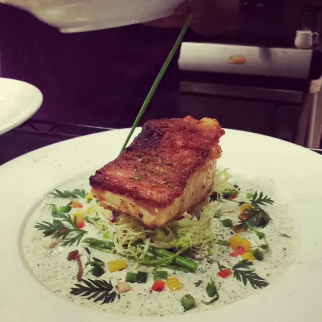 魚的肉質是星級水準,魚肉是東星班,鮮味十足,魚的肉汁飽滿,成熟控制很好,配搭下面的忌廉汁,十分配合.此菜式超水準,老闆很好人.我們一組8人預先聯繫老闆.老闆就幫我們制定此高水餐牌.收費$160一位.讚