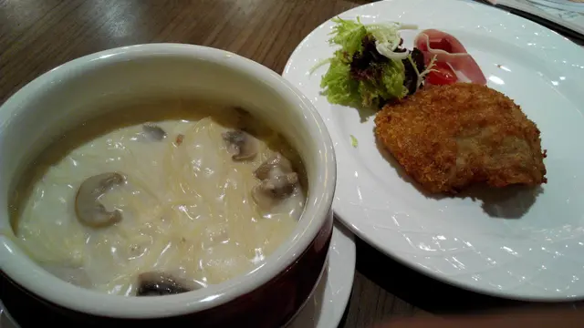 吉烈豬扒 + 巴馬火腿忌廉湯天使麵