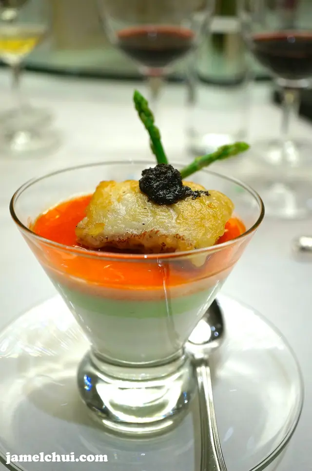 雪嶺紅梅映松露