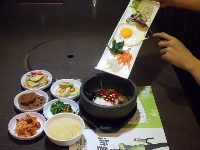 拌饭的配料进石锅