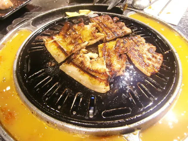 燒好的五花腩,金黃鬆脆