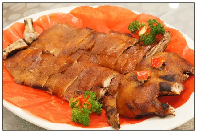 脆皮即燒雲英乳豬全體