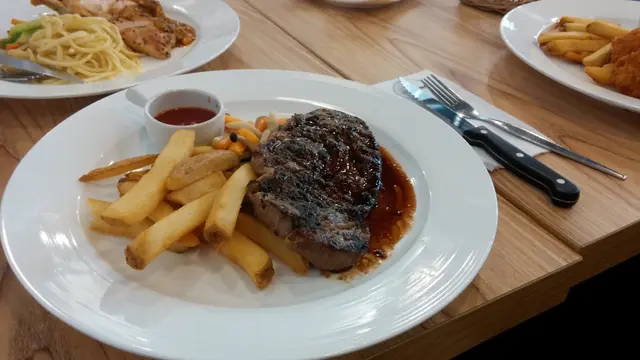 西冷牛扒燒得剛剛好，松露燒汁好味，但薯條略鹹