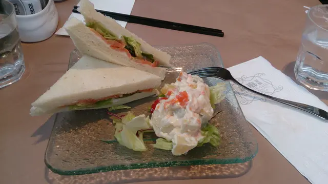 芝士煙三文魚雜菜三文治配沙律