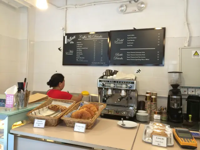 店內只有一、兩位店員，小規模經營，比較有心