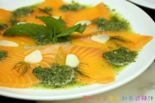 薄切三文魚片配泰式辣汁