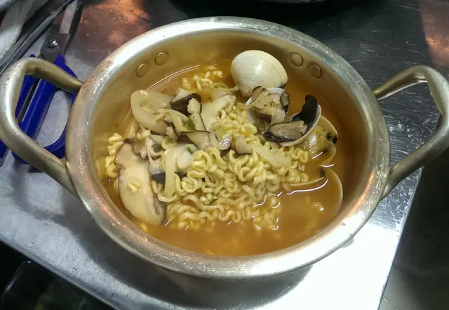 蜆肉辛辣麵我沒試，因為空間比左D酒，但女士們叫左一碗再加單，話好多蜆肉又有東姑...同自己煮唔同喎!