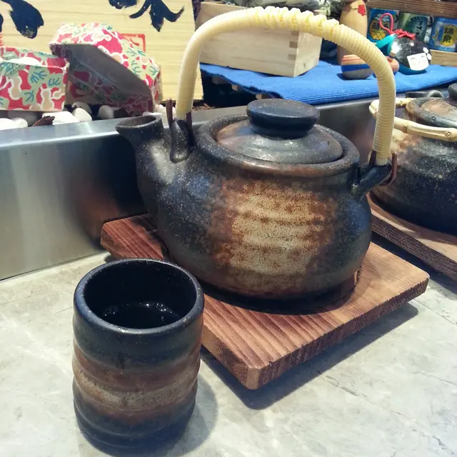 茶是一整壺放給你自斟自飲,甚有風味!