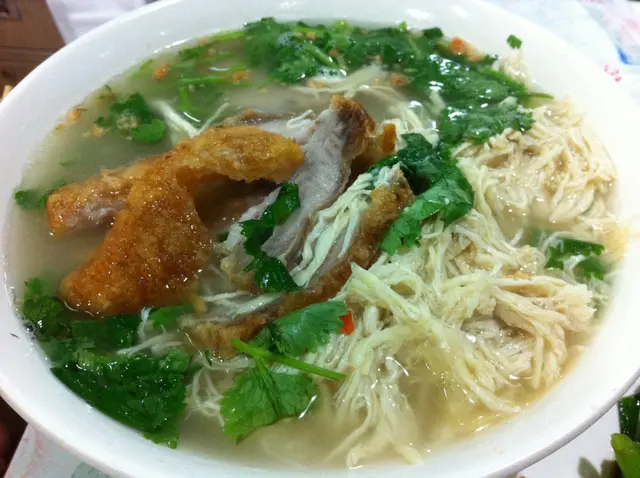 手撕雞+咸脆豬肉 金邊粉 $27