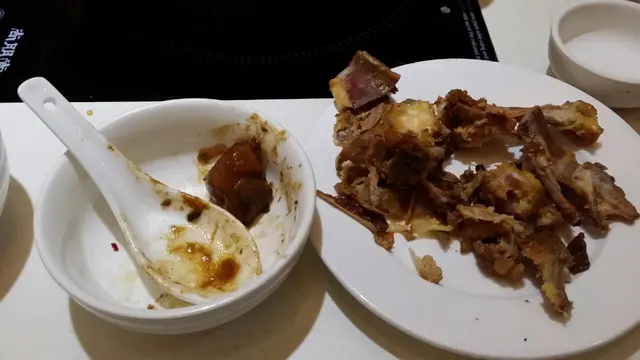 呢碟就係所有雞骨,點會有半隻雞?