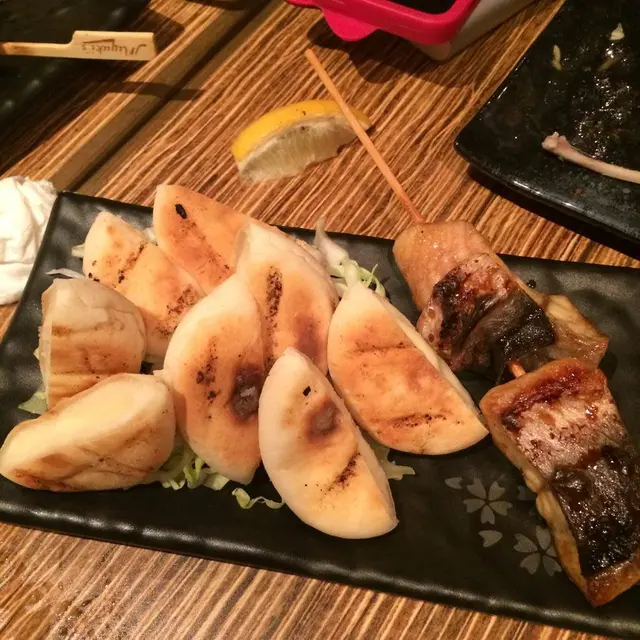 講o左個白鱔先!! 我唔係點食魚o既人 所以唔知點先叫好食, 但係我d朋友一見到呢個鱔就話好靚漲卜卜 食完即刻order多兩串 哈哈 咁我諗實好味喇掛..~~ 另外個芝士年糕都不錯! 入面芝士流心