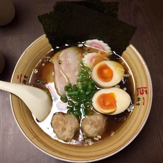 整體水準一般，肉丸鬆化好吃，但叉燒帶點硬。