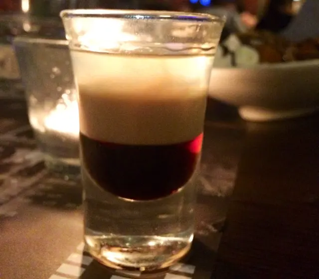 一set是6shot的,酒精挺濃,不勝酒力就勸飲一杯好了,可以只叫3杯的