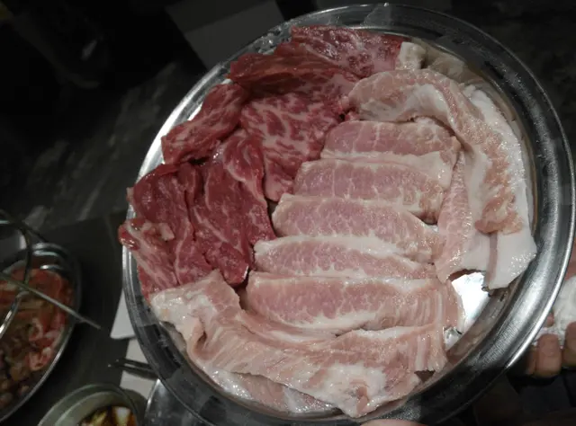 這些是沒有奄制的, 五花肉有一點像豬頸肉