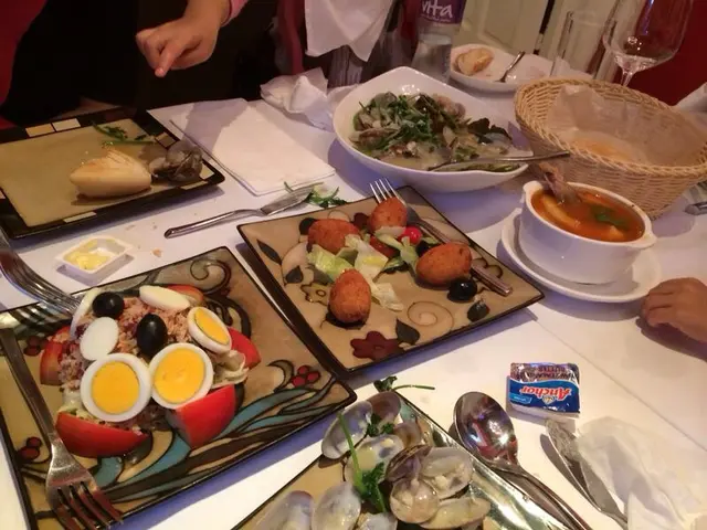 馬介休球,吞拿魚紅腰豆沙律。