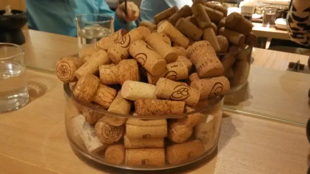 餐廳層架的一角, 放了一盤酒樽木塞裝飾