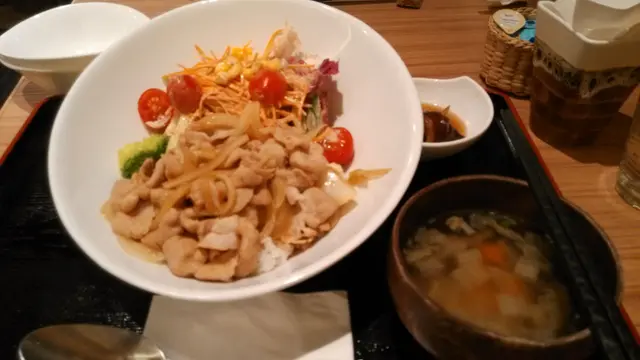 豚肉生薑燒沙律飯配芝麻醬定食 $90