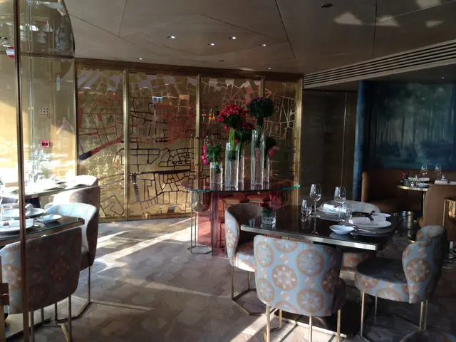 餐廳內優美的一角，我最喜歡這個金色地圖玻璃門及森林壁畫。