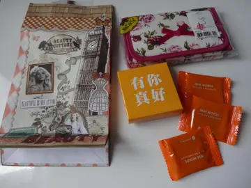 小禮包除了泰國手信之外；還有購自香港機場的朱古力！