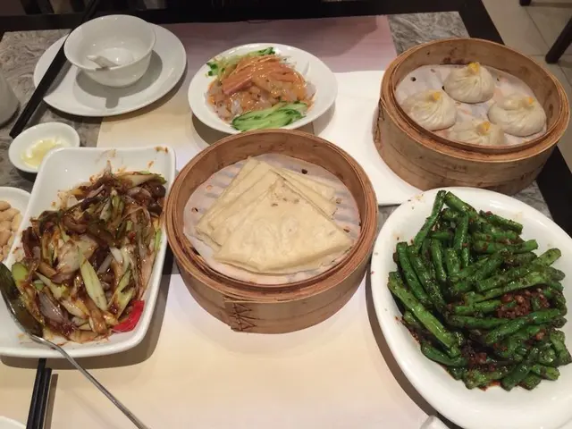 左下京蒽爆咸肉茶樹茹配薄餅,右上招牌蟹粉小籠色