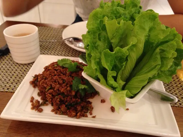 香辣肉碎生菜包