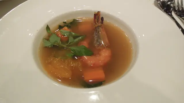 蝦湯底, 豐富有層次, 彈牙鮮大蝦加入5分淋南瓜絲、紅甘筍同絲瓜, 湯清甜料十足, 一致認為是3款湯中最標青的!