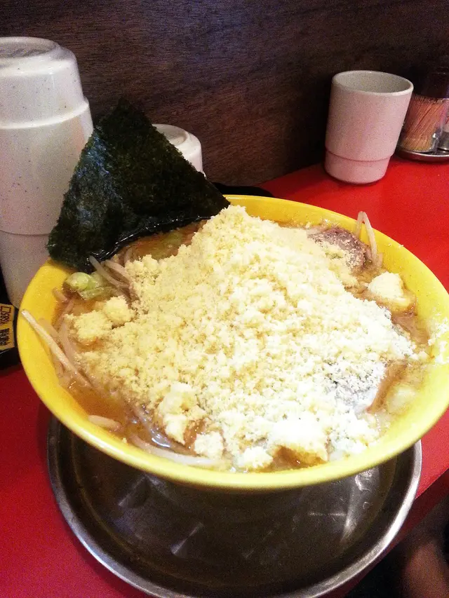 鋪滿整個碗的芝士,鹹香有芝味