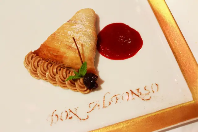 Famous Neapolitan puff pastry slices stuffed with cinnamon and candied sour cherries 馳名 ''Neapolitan''