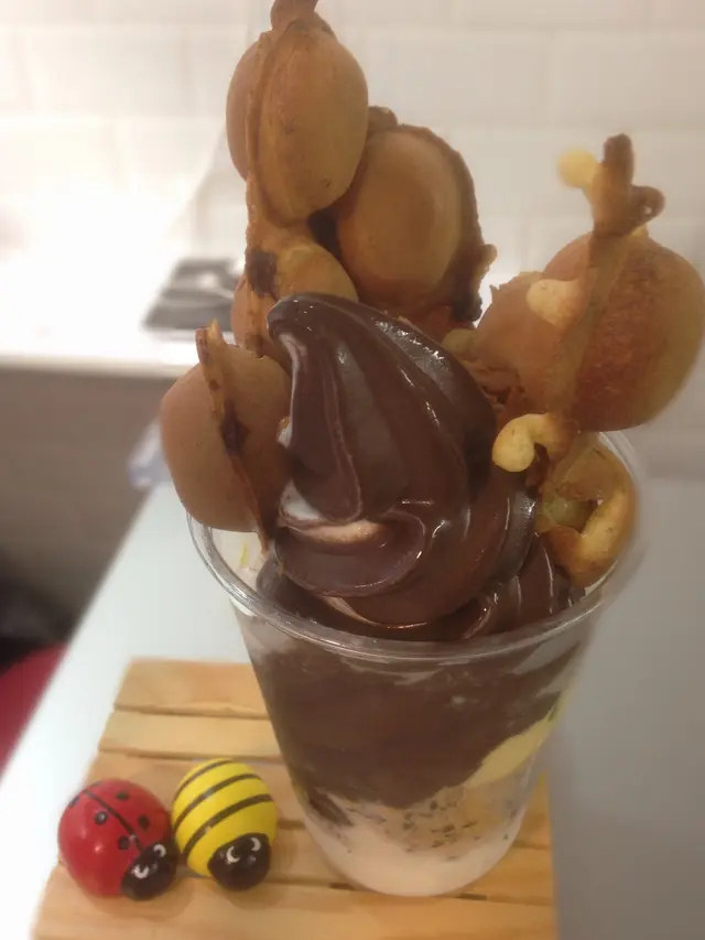 意大利扭紋低脂軟雪糕，香脆牛油酥，焦糖香蕉雪糕，熱情果奶涷，brownie朱古力碎雞蛋仔