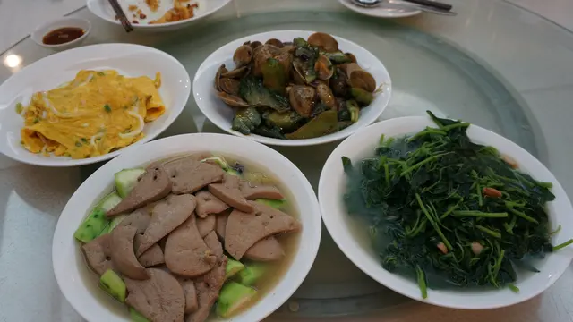 白飯魚煎蛋,苦瓜抄蜆,魚湯莧菜,勝瓜豬肝