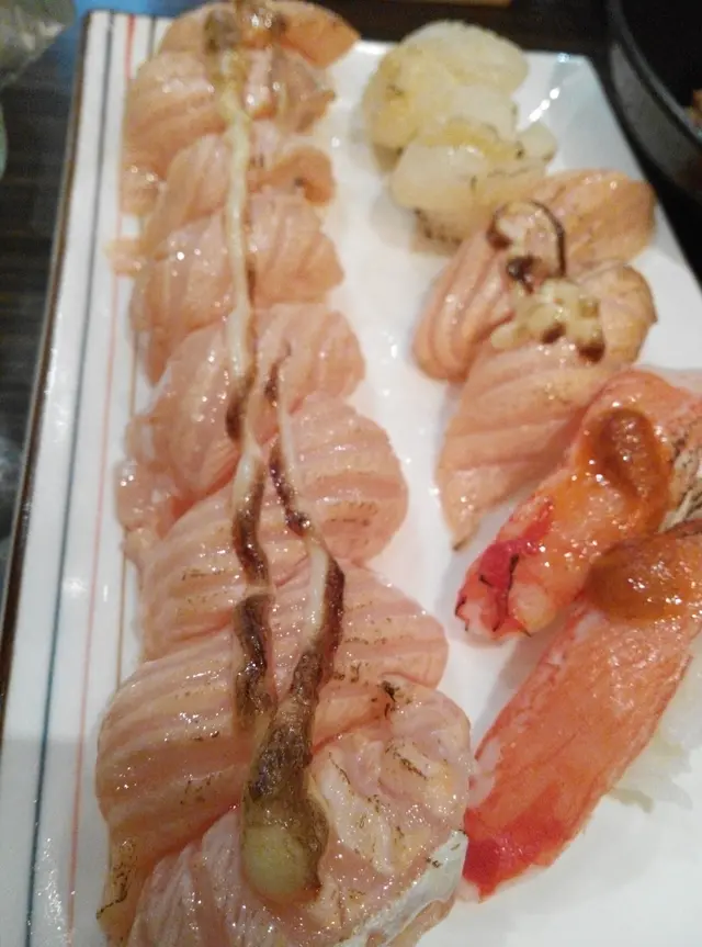 壽司飯細細件,食多幾件都未飽