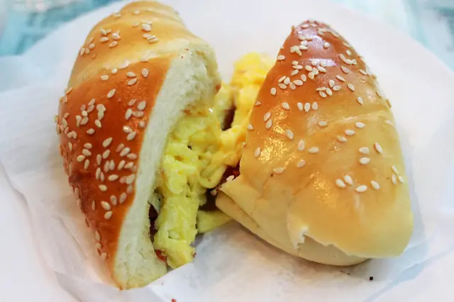 咸牛肉蛋長餐包