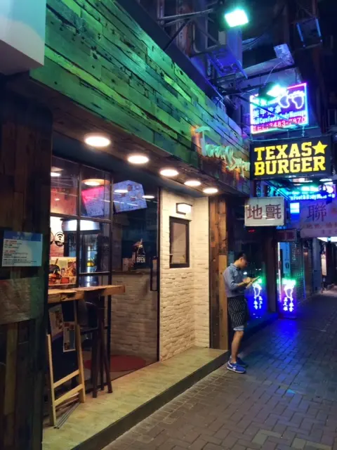 遠看還真像一間酒吧