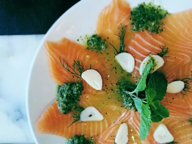 薄切三文魚配泰式辣汁