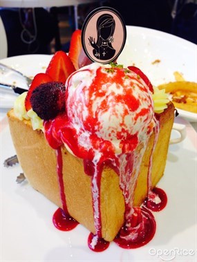 草莓風情鬆軟餅底厚多士 - 尖沙咀的Dazzling Cafe