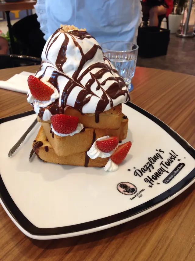 視覺效果吸引，但我和朋友不是偏向喜歡太甜，所以都食唔哂，原來係有三層