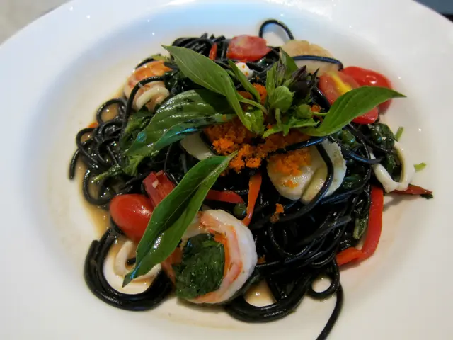 鮮蝦帶子墨魚汁麵