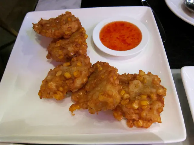 脆炸粟米蟹肉餅配甜酸醬