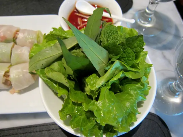 旁邊來伴食的蔬菜和香草