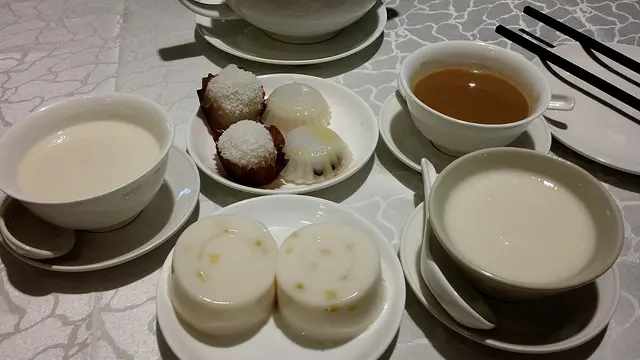 生磨杏仁茶，生磨合桃露，杏仁豆腐，砵仔糕，馬豆糕，麻茸糯米糍