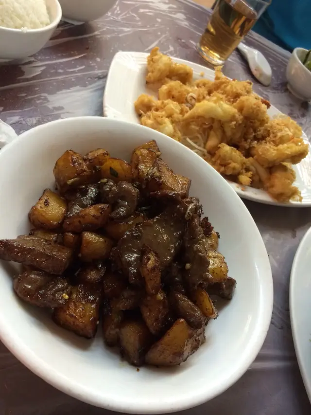 黑椒牛枊薯粒（前）、椒鹽鮮魷（後）