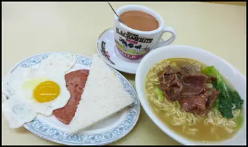 沙嗲牛麵 + 餐蛋 + 茶走