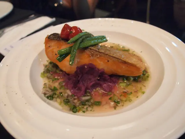 香煎三文魚配泰式酸汁