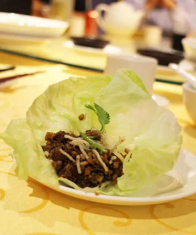 生炒蠔鬆生菜包