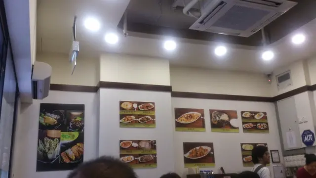 牆上貼有好多食物相片